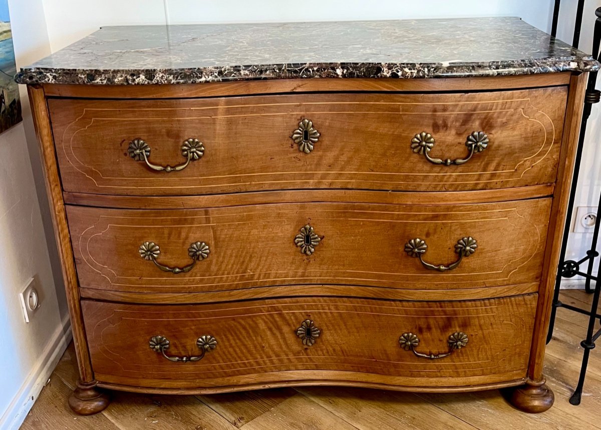 Ancienne Commode Galbé En Noyer 18 Eme Bas Rhin Alsace 