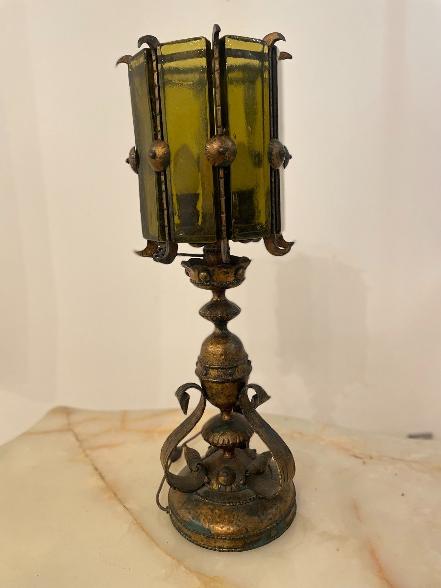 GRANDE LAMPE EN FER FORGE ET VERRE EN FORME DE LANTERNE