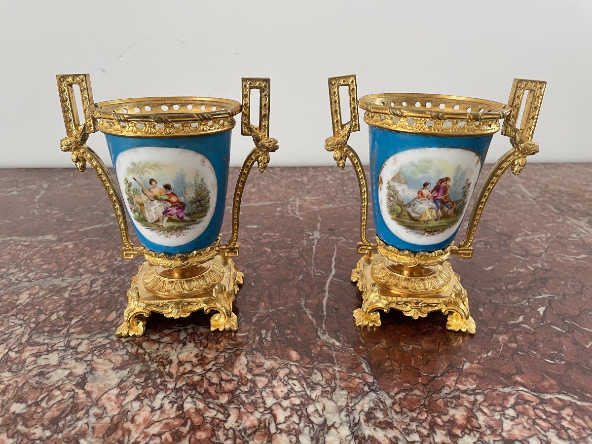 PAIRE DE CACHE POTS EN PORCELAINE ET BRONZE DORE XIX SIECLE