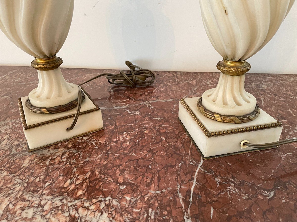 PAIRE DE CANDELABRES LOUIS XVI EN MARBRE ET BRONZE-photo-4