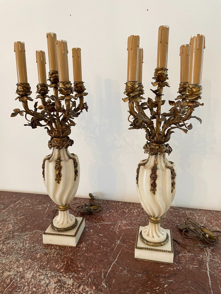 PAIRE DE CANDELABRES LOUIS XVI EN MARBRE ET BRONZE