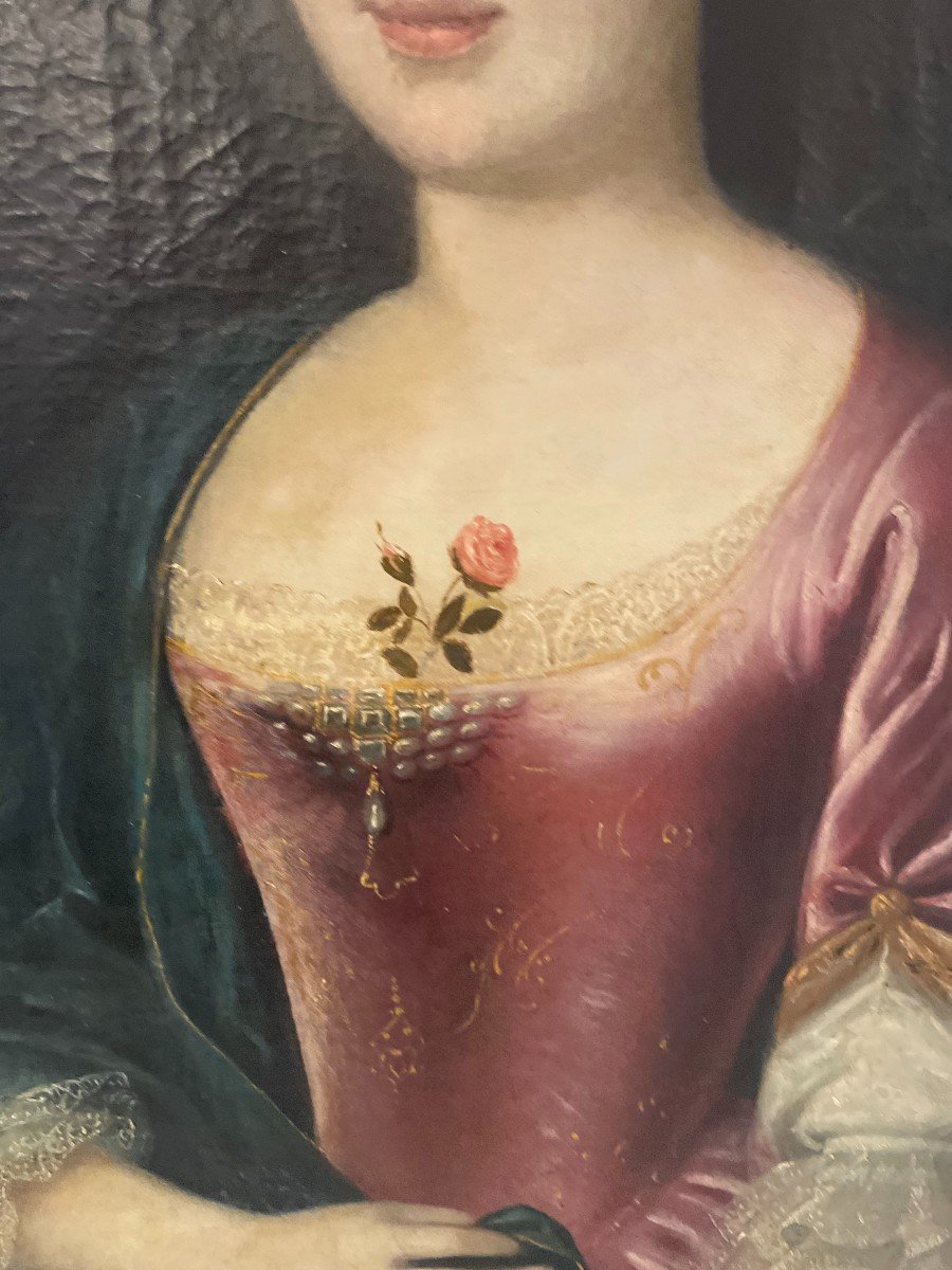 PORTRAIT D'UNE ELEGANTE AU BOUTON DE ROSE AU DECOLLETE D'EPOQUE XVIII SIECLE-photo-4