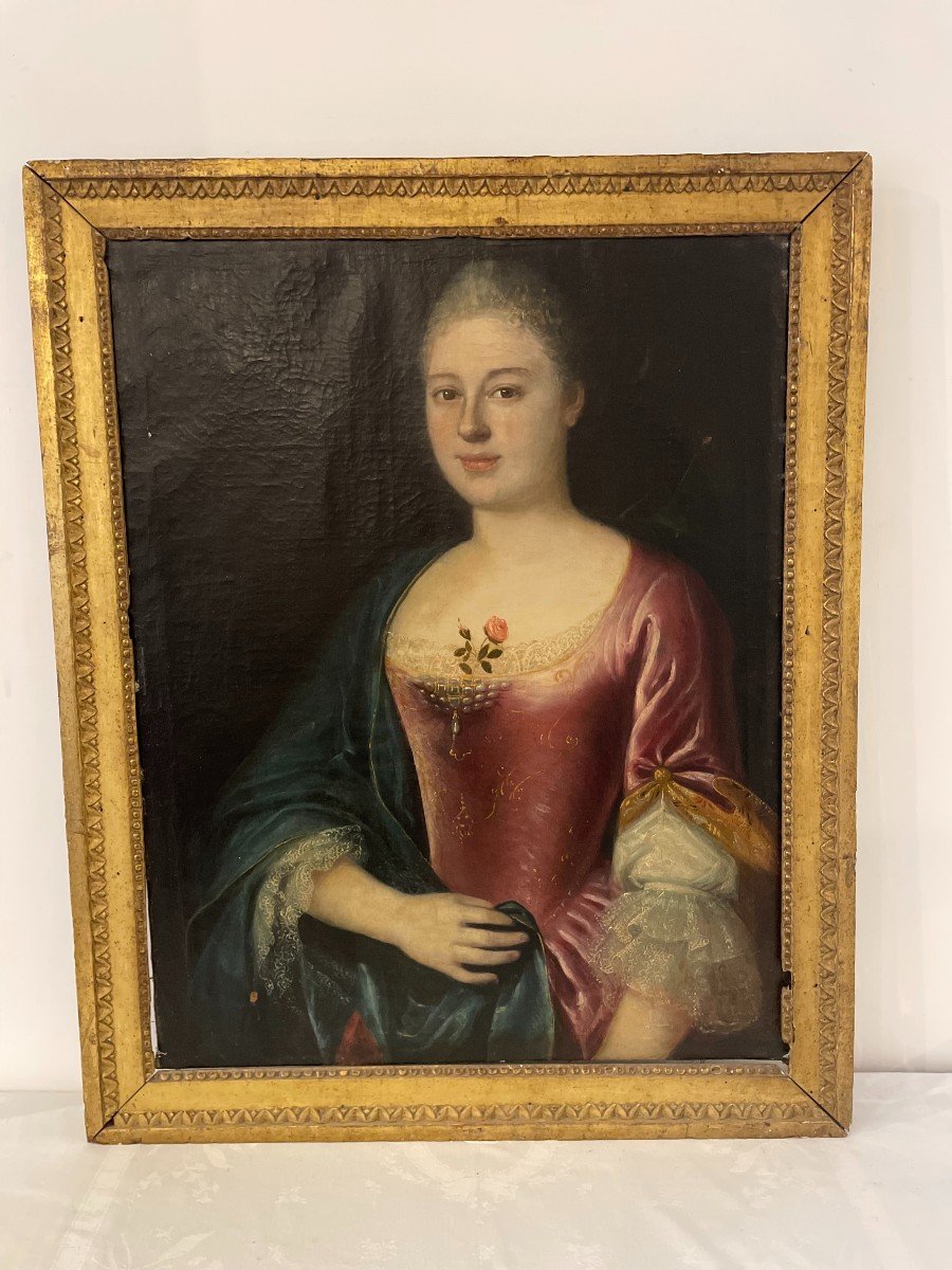 PORTRAIT D'UNE ELEGANTE AU BOUTON DE ROSE AU DECOLLETE D'EPOQUE XVIII SIECLE