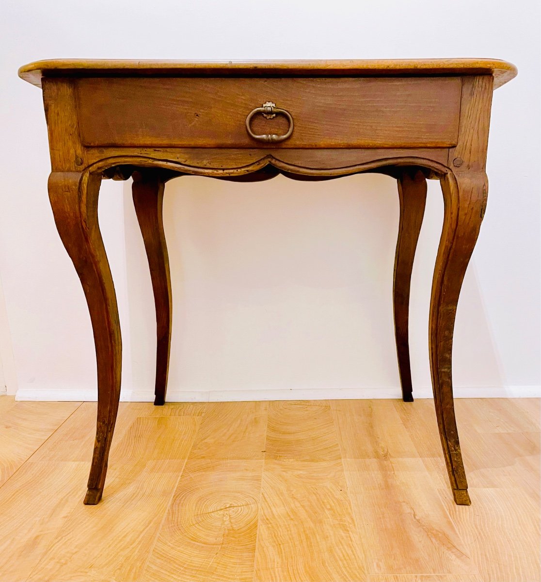 Petite Table De Bureau époque Louis XV – mi 18eme En Noyer 