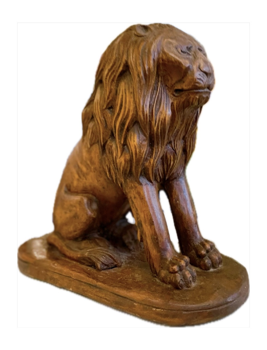 Sculpture En Bois Fruitier d'Un Lion