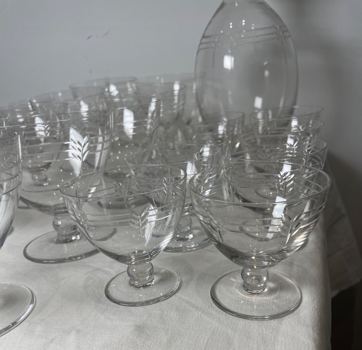 Baccarat. Partie de Service De Verres Et Deux Carafes En Cristal. Modèle Cap Ferrat. 36 pièces -photo-1