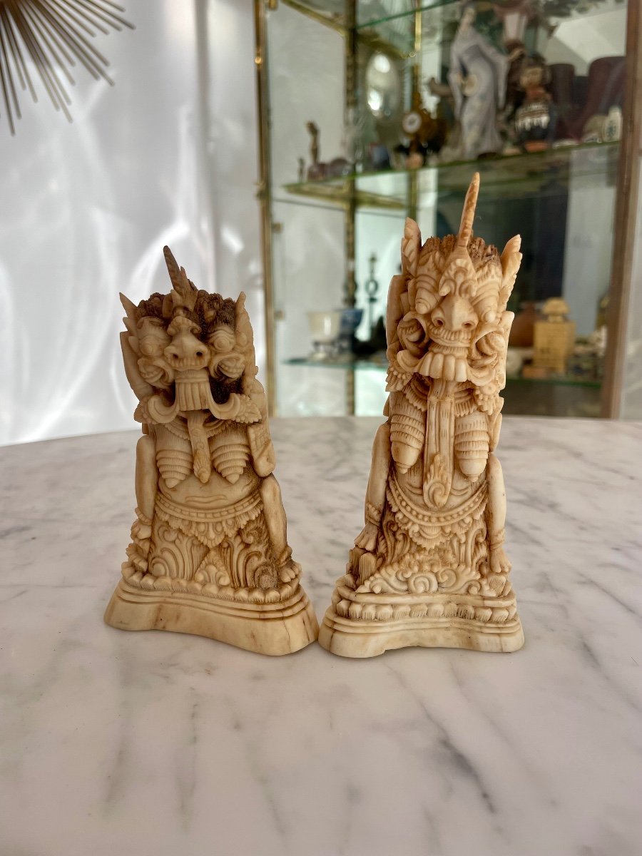 Rangda. Paire De Statuettes De Divinité En Os Sculpté, Bali. Début XXème