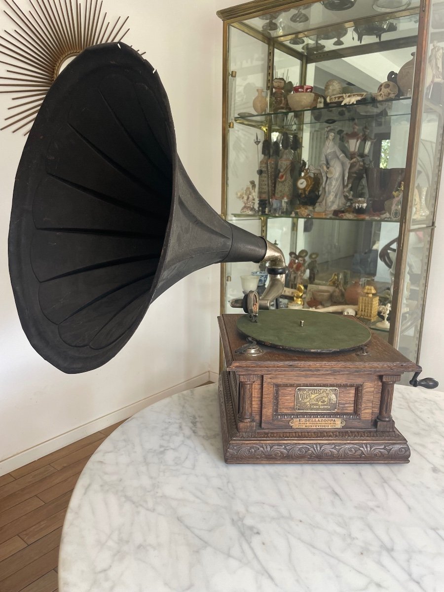 Gramophone « víctor » à Pavillon En Tôle Peinte En Noir