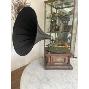 "victor" Gramophone With Black Painted Sheet Metal Bell