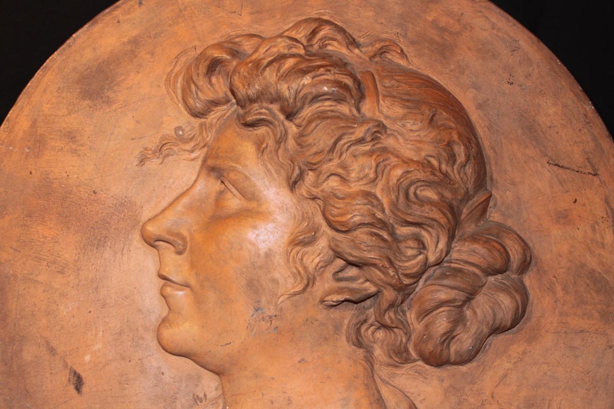 Woman In Profile On Medallion Terracotta - Hainglaise-photo-2