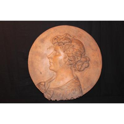 Woman In Profile On Medallion Terracotta - Hainglaise