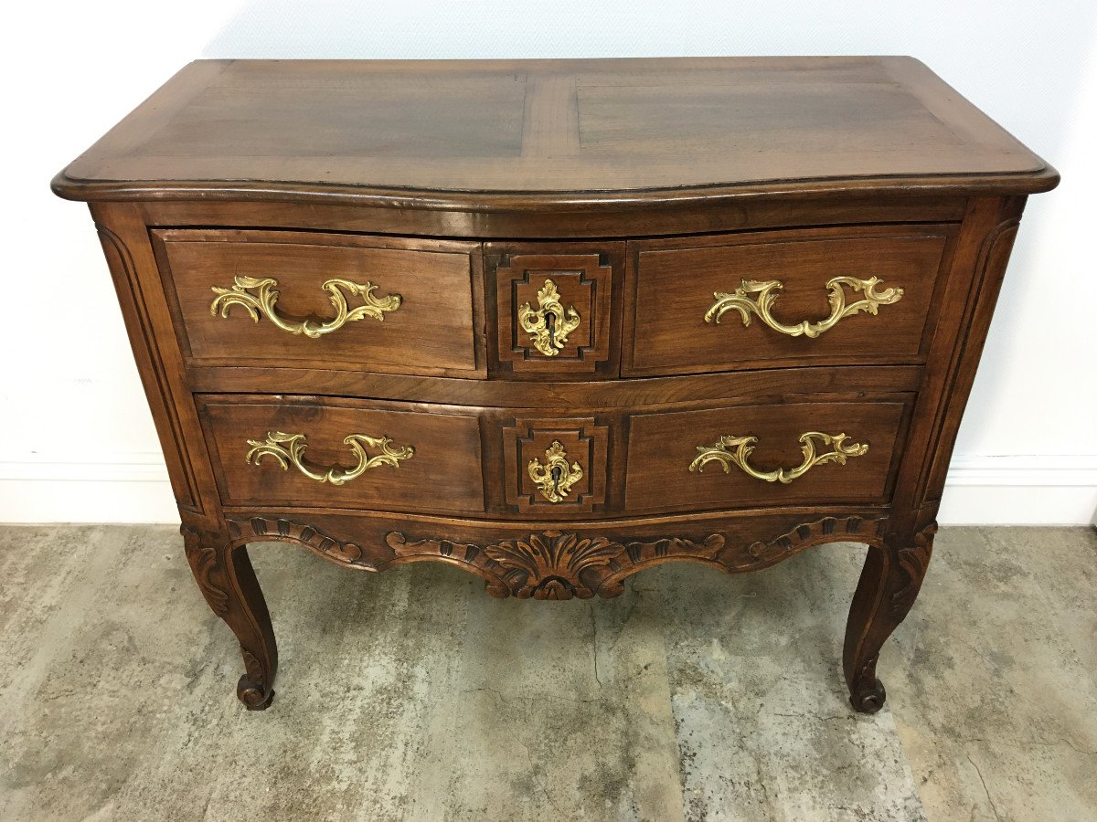 Petite commode sauteuse en noyer de style Louis XV debut 20eme