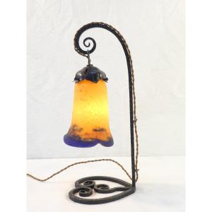 Lampe ART DECO en fer forgé et pate de verre