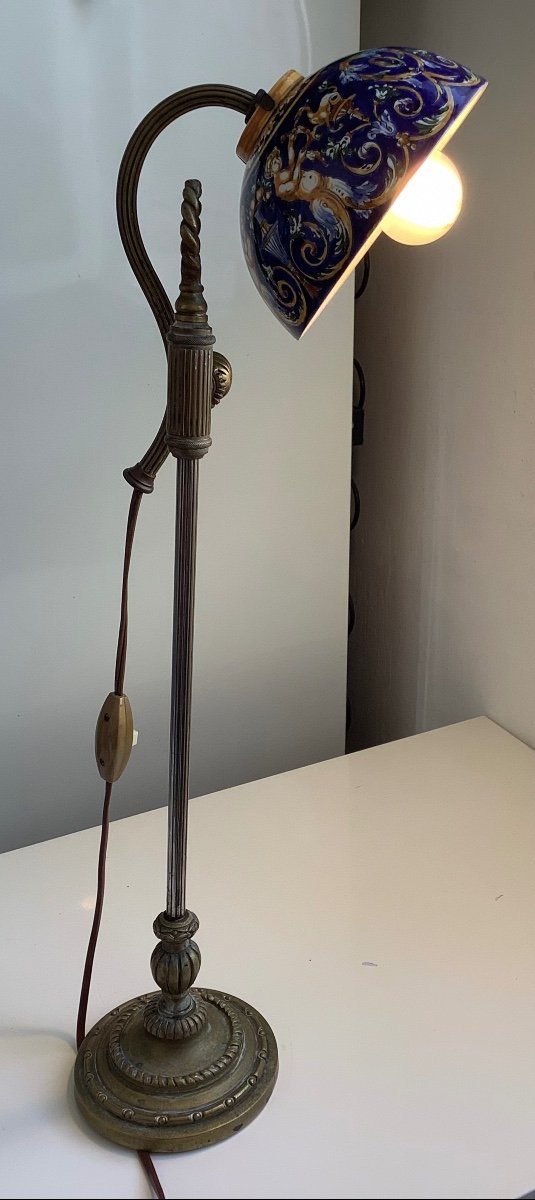 Une Lampe D’abajour  En Faïence De Gien Décor De Renaissance.