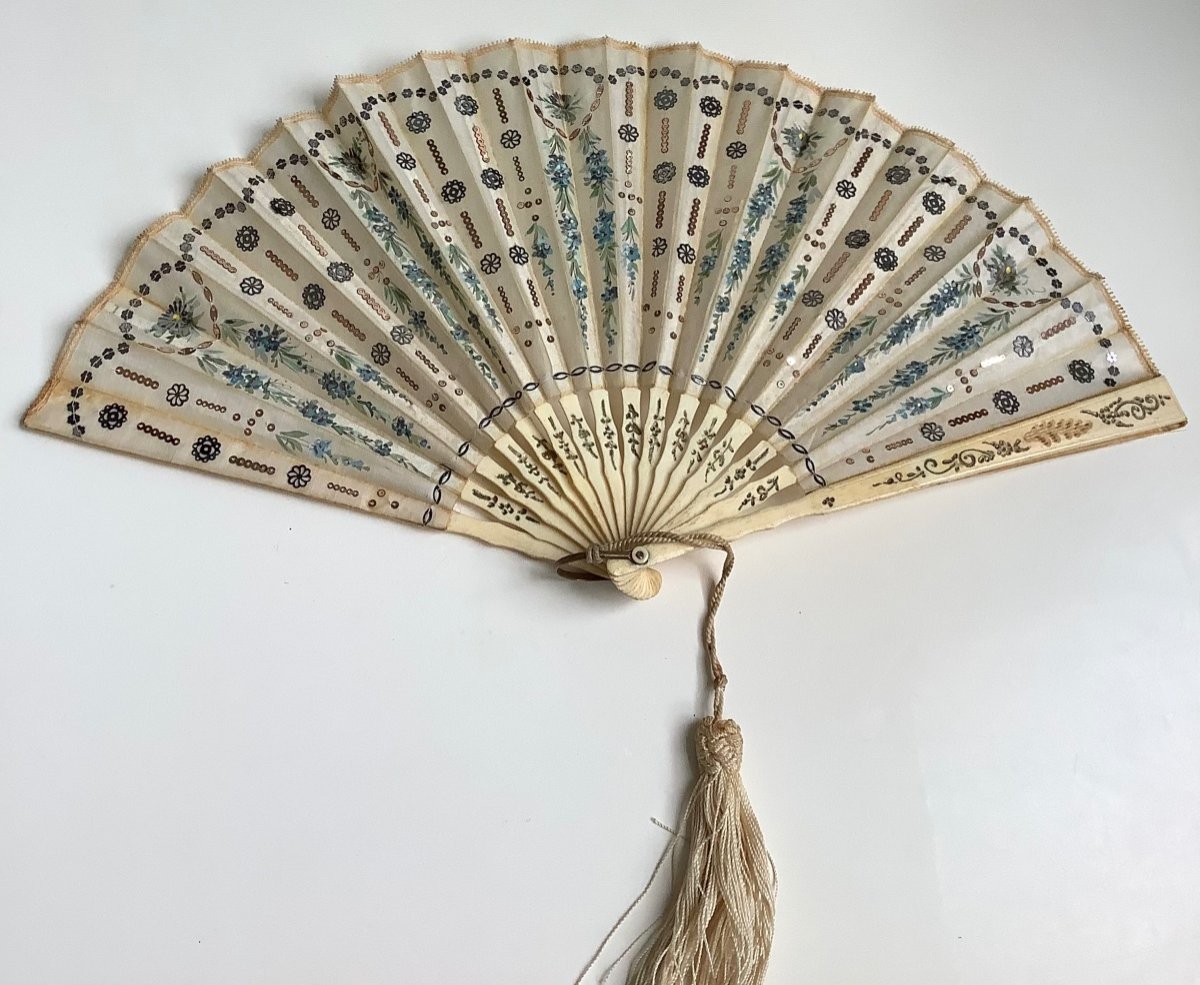 Fan In Paiettes And Flower Painting On Silk