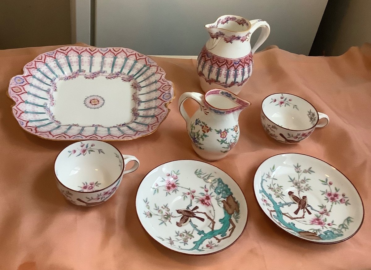 A Minton Porcelain Set, 2 Mugs, A Dish And 2 Milk Jugs-photo-2