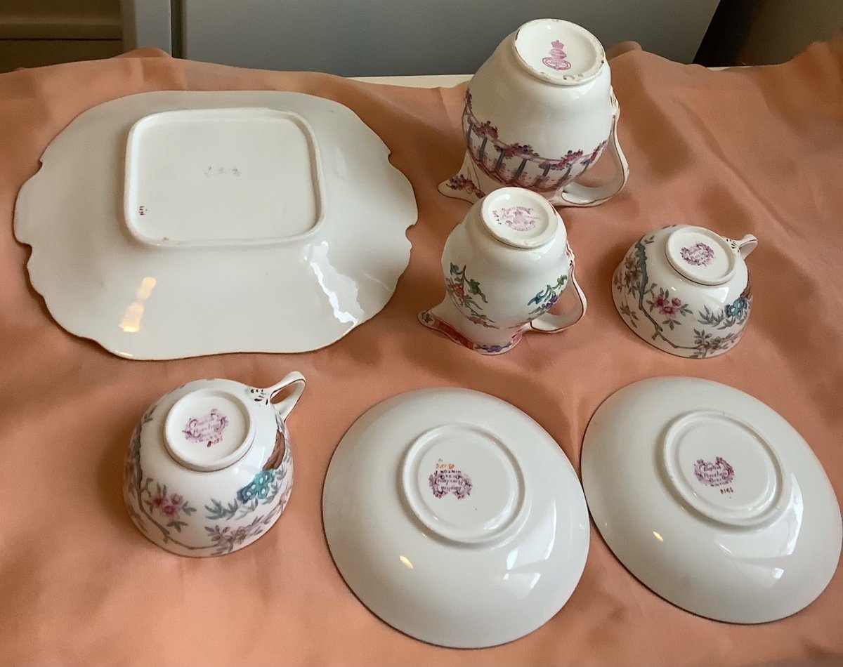 A Minton Porcelain Set, 2 Mugs, A Dish And 2 Milk Jugs-photo-1