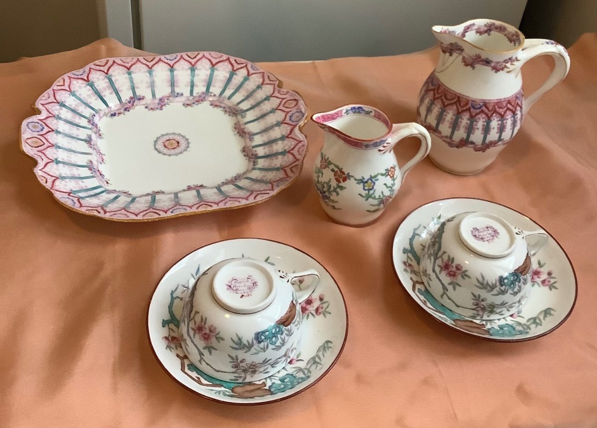 A Minton Porcelain Set, 2 Mugs, A Dish And 2 Milk Jugs