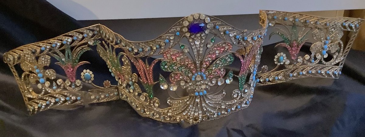 Une Couronne En Strass Pour Théâtres Et Opéra 