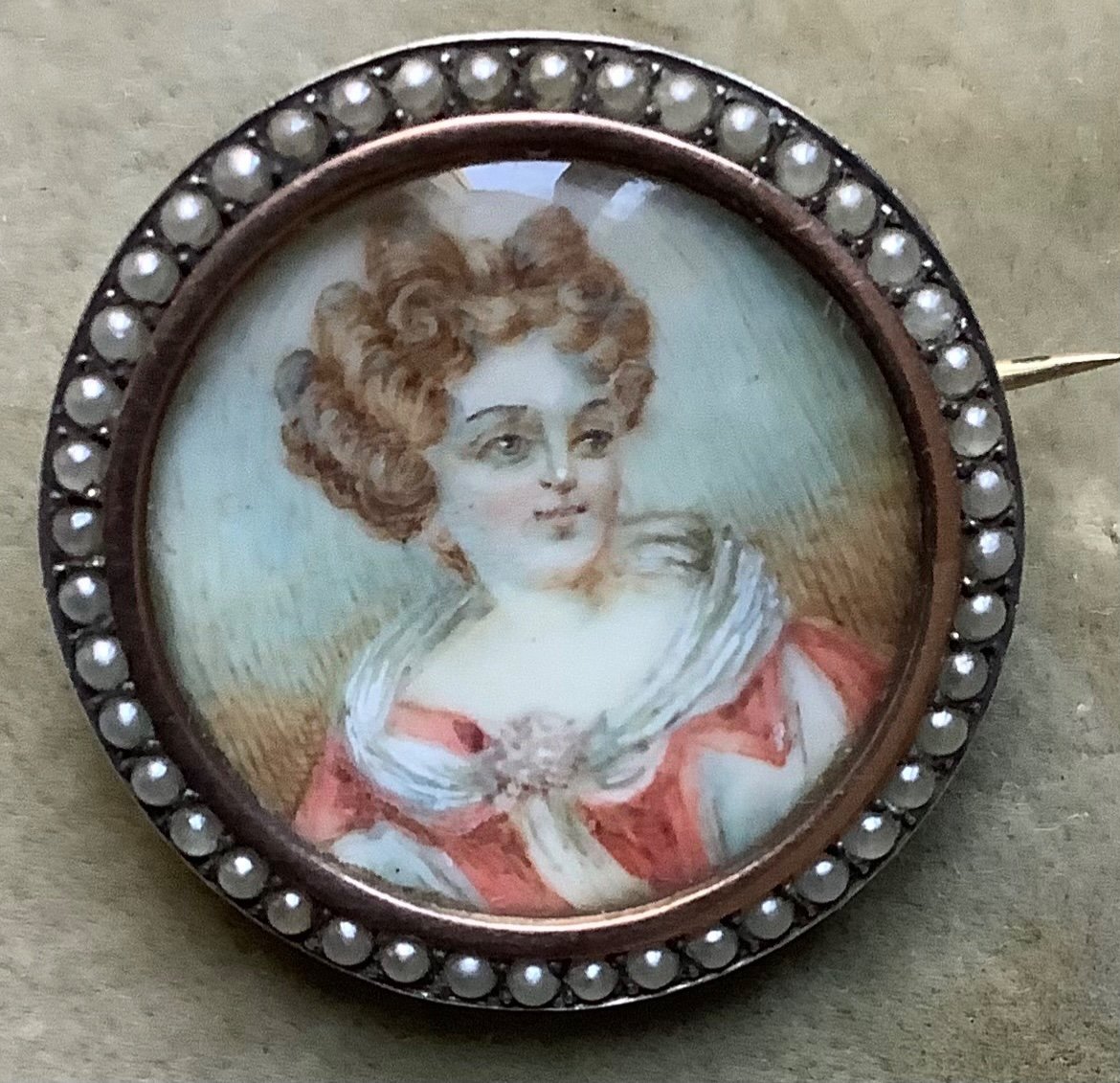 Une Médaille En Argent Et Perles  Avec  Miniature Peint Une Femme  Sur Ivoir