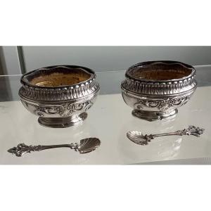 A Silver Salt And Pepper Pot With 2 Spoons 