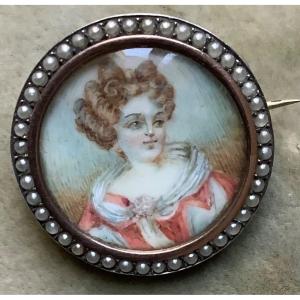 Une Médaille En Argent Et Perles  Avec  Miniature Peint Une Femme  Sur Ivoir