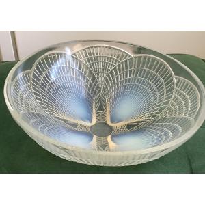 An R. Lalique Opalescent Crystal Bowl, Model Coquilles