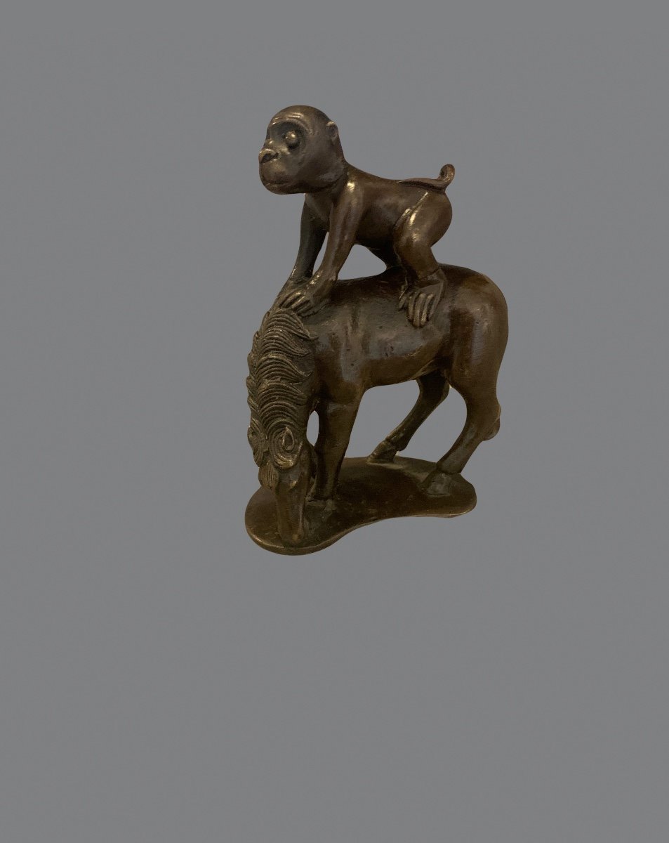 Petite Statuette En Bronze ,un Singe Sur Le Dos d'un Cheval-photo-3