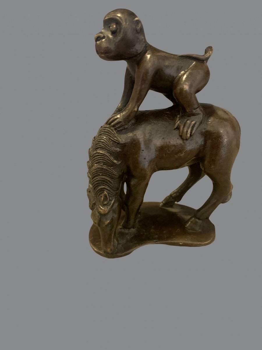 Petite Statuette En Bronze ,un Singe Sur Le Dos d'un Cheval