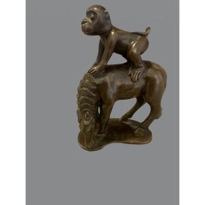 Petite Statuette En Bronze ,un Singe Sur Le Dos d'un Cheval