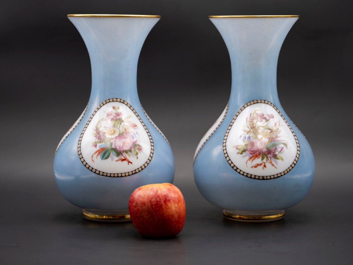 Paire De Vases En Opaline Doublée Blanche Et Bleue, XIXe Siècle -photo-2