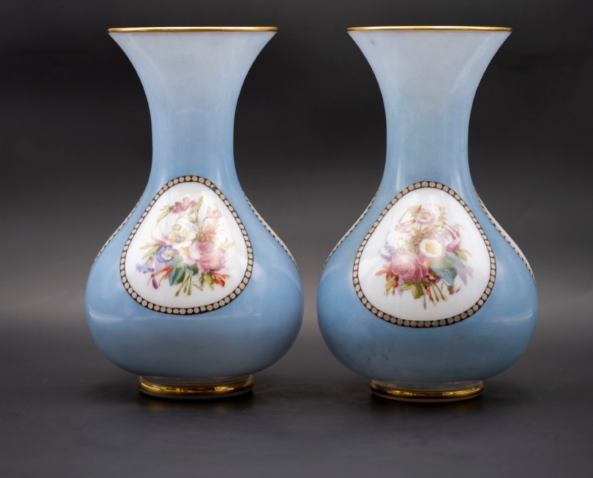 Paire De Vases En Opaline Doublée Blanche Et Bleue, XIXe Siècle -photo-1