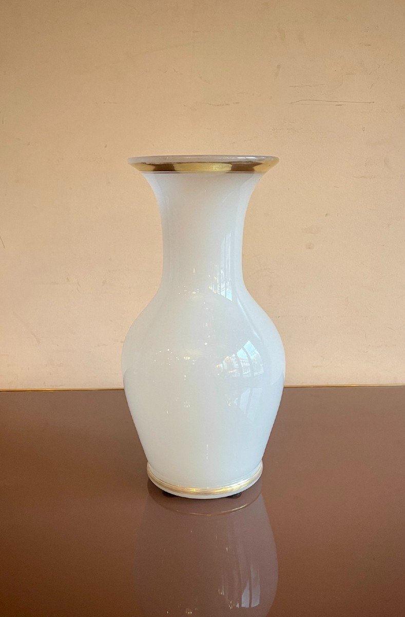 Vase en opaline blanche, XIXe siècle 