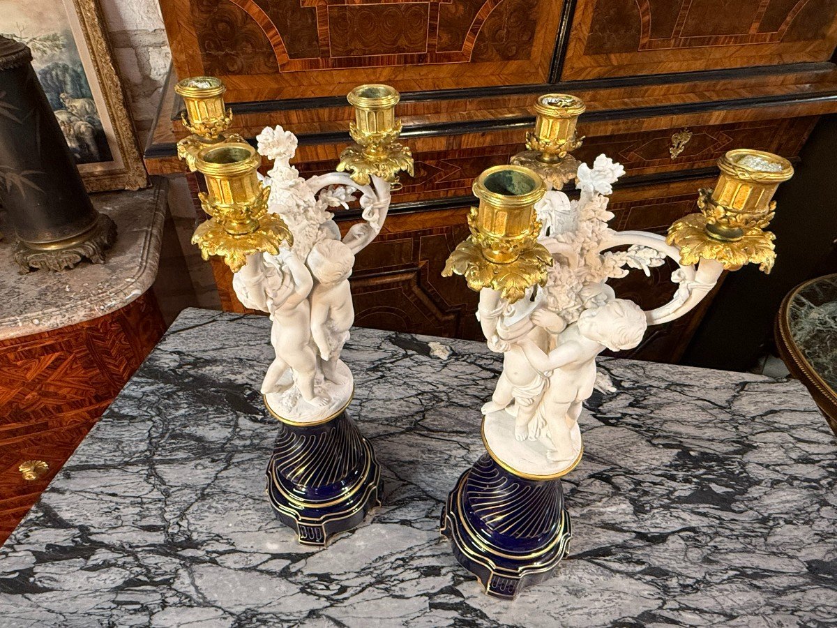 PAIRE DE CANDELABRES AUX PUTTI DE LA MANUFACTURE DE SEVRES-photo-1