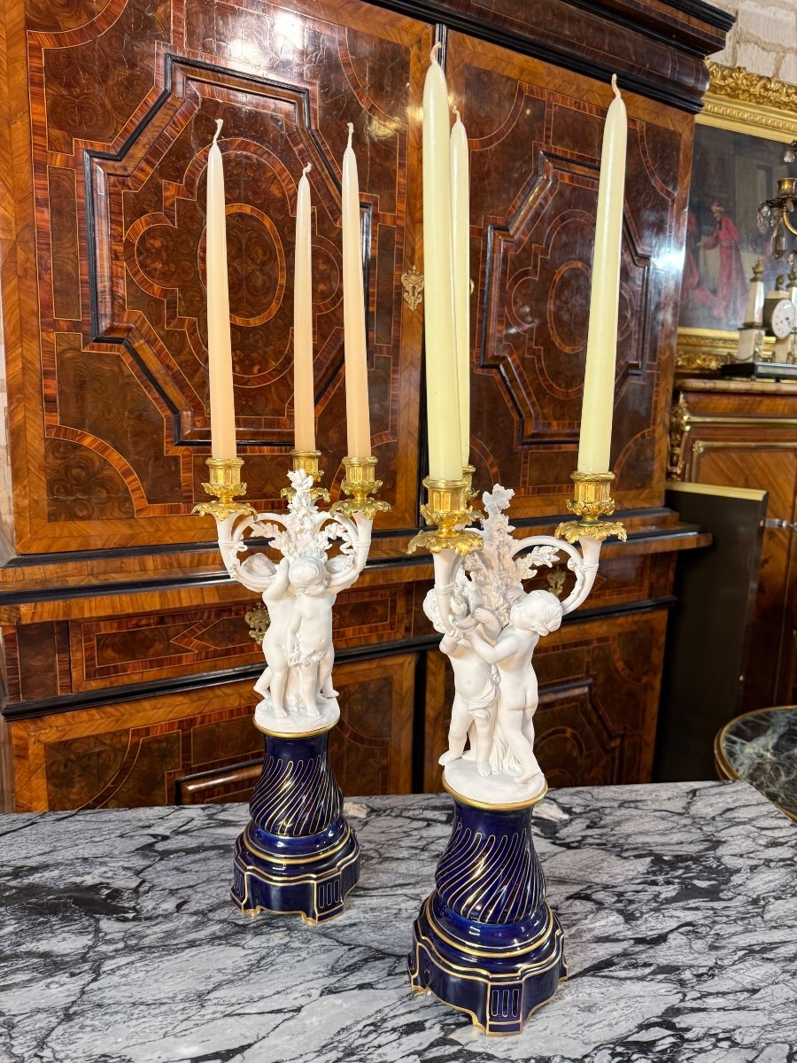 PAIRE DE CANDELABRES AUX PUTTI DE LA MANUFACTURE DE SEVRES-photo-5