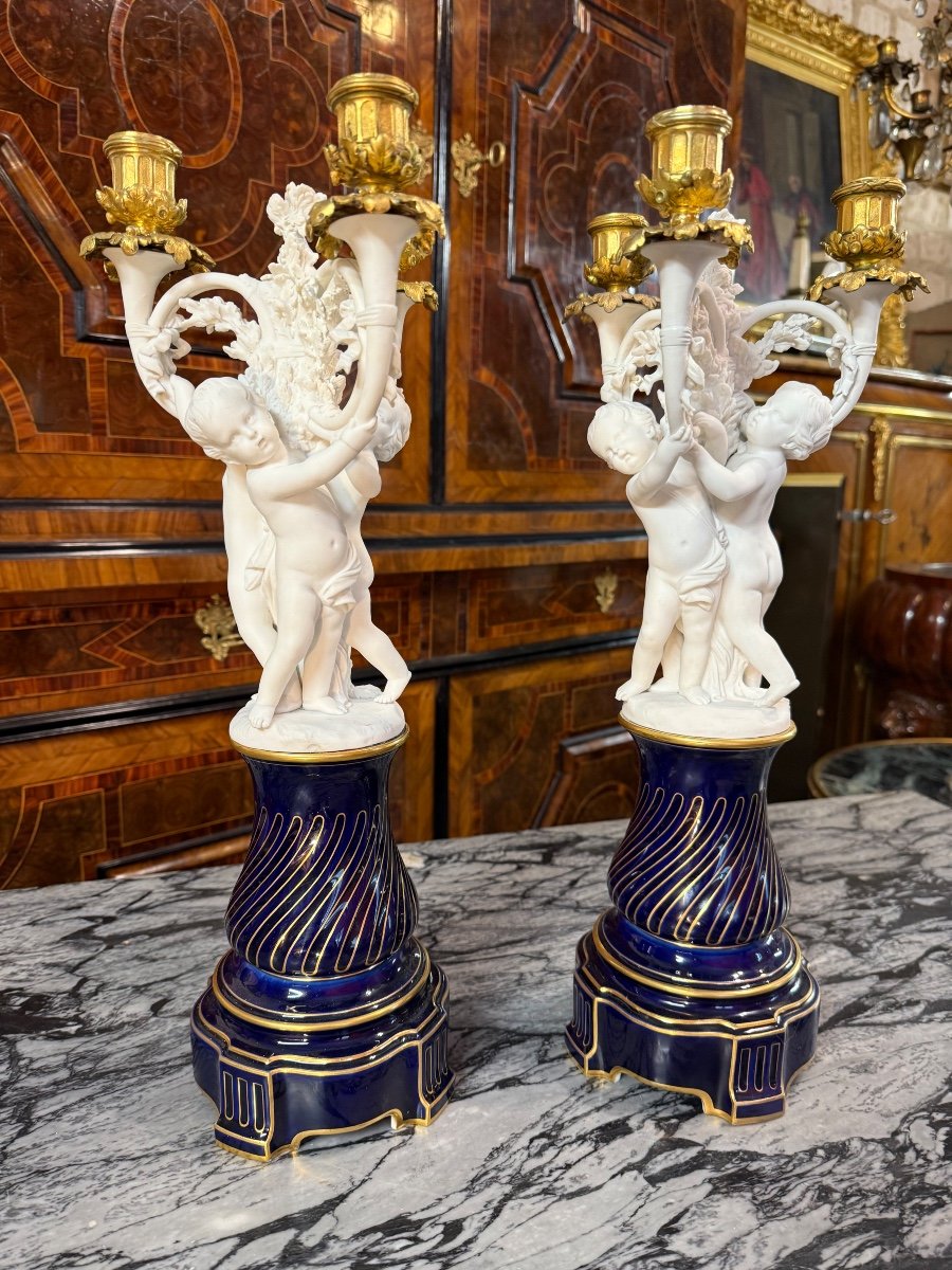 PAIRE DE CANDELABRES AUX PUTTI DE LA MANUFACTURE DE SEVRES-photo-6