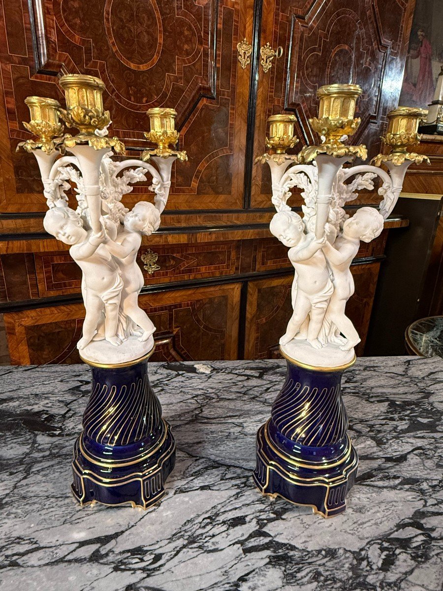 PAIRE DE CANDELABRES AUX PUTTI DE LA MANUFACTURE DE SEVRES