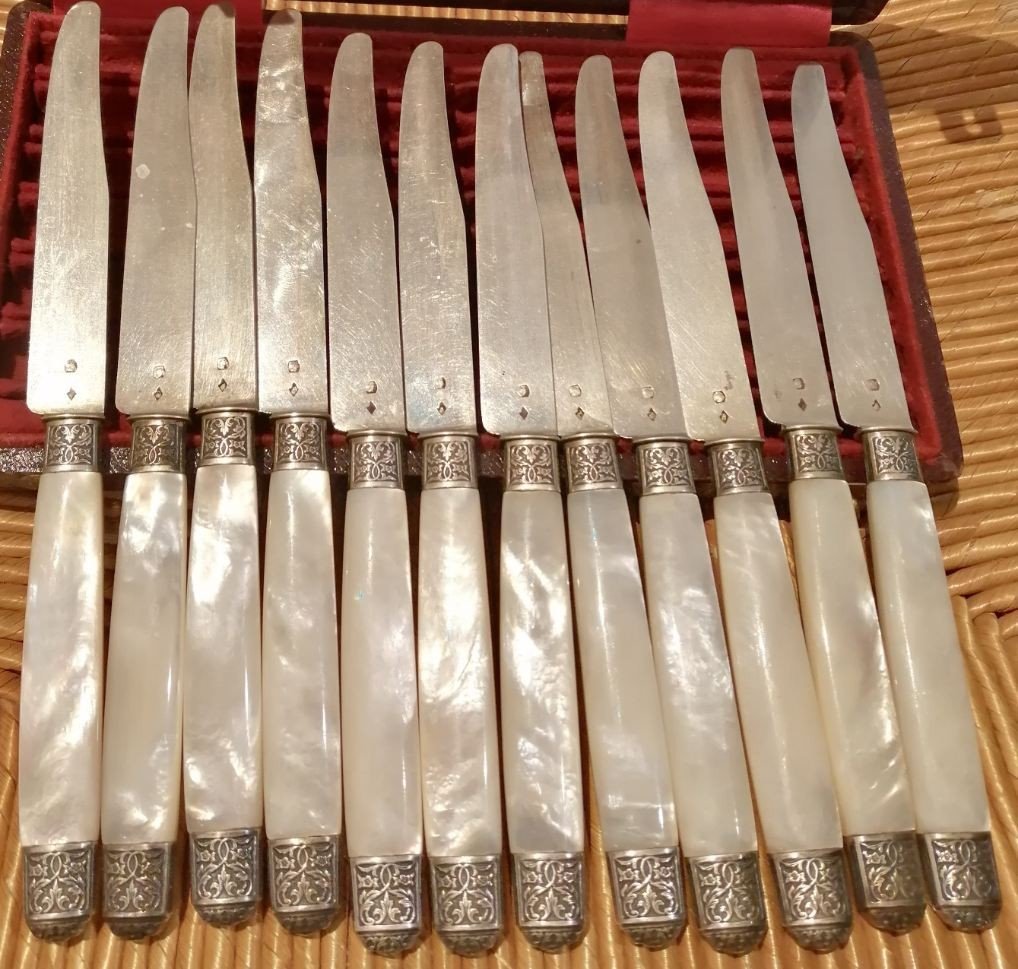 Proantic: Série de 12 couteaux manche en nacre et lame vermeil par GA