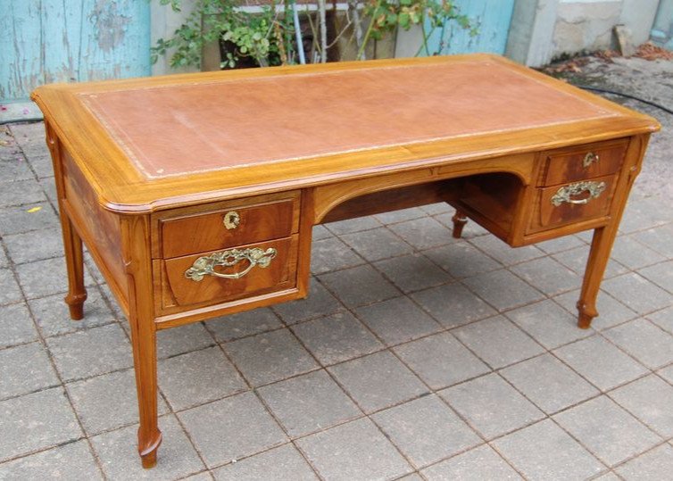 Large Art Nouveau Desk In Blond Mahogany From The 1900s