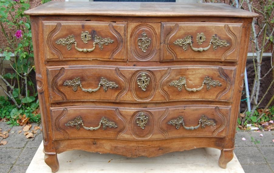 Louis XV Period Chest Of Drawers In Walnut From The 18th Century