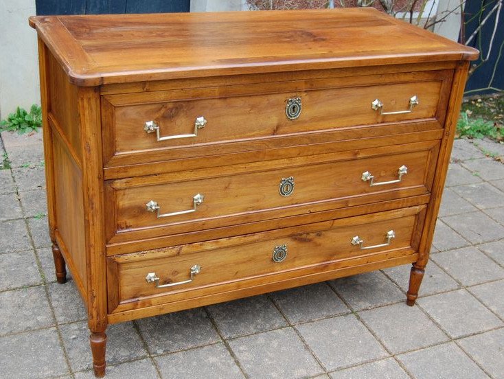 Louis XVI Period Chest Of Drawers In Walnut From The 18th Century