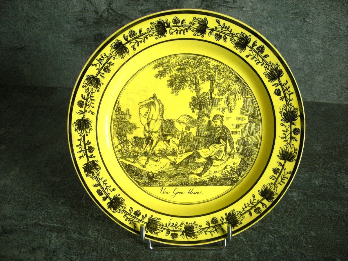 Assiette  Faience Fine Jaune  Sur  Independance  Grecque  Signee  Choisy Le Roi