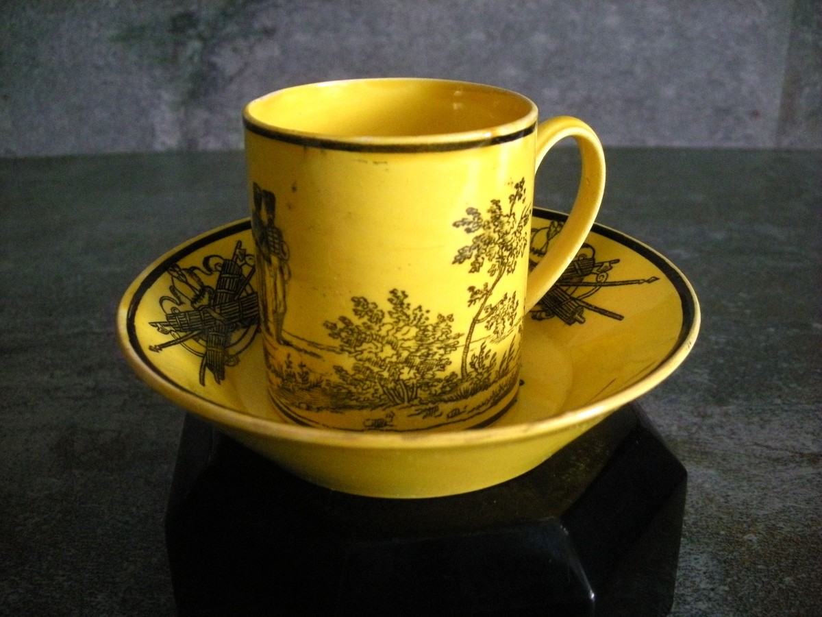 Tasse  /  Soucoupe  Faïence  Fine  Jaune  Décor Militaire  De  Montereau-photo-2