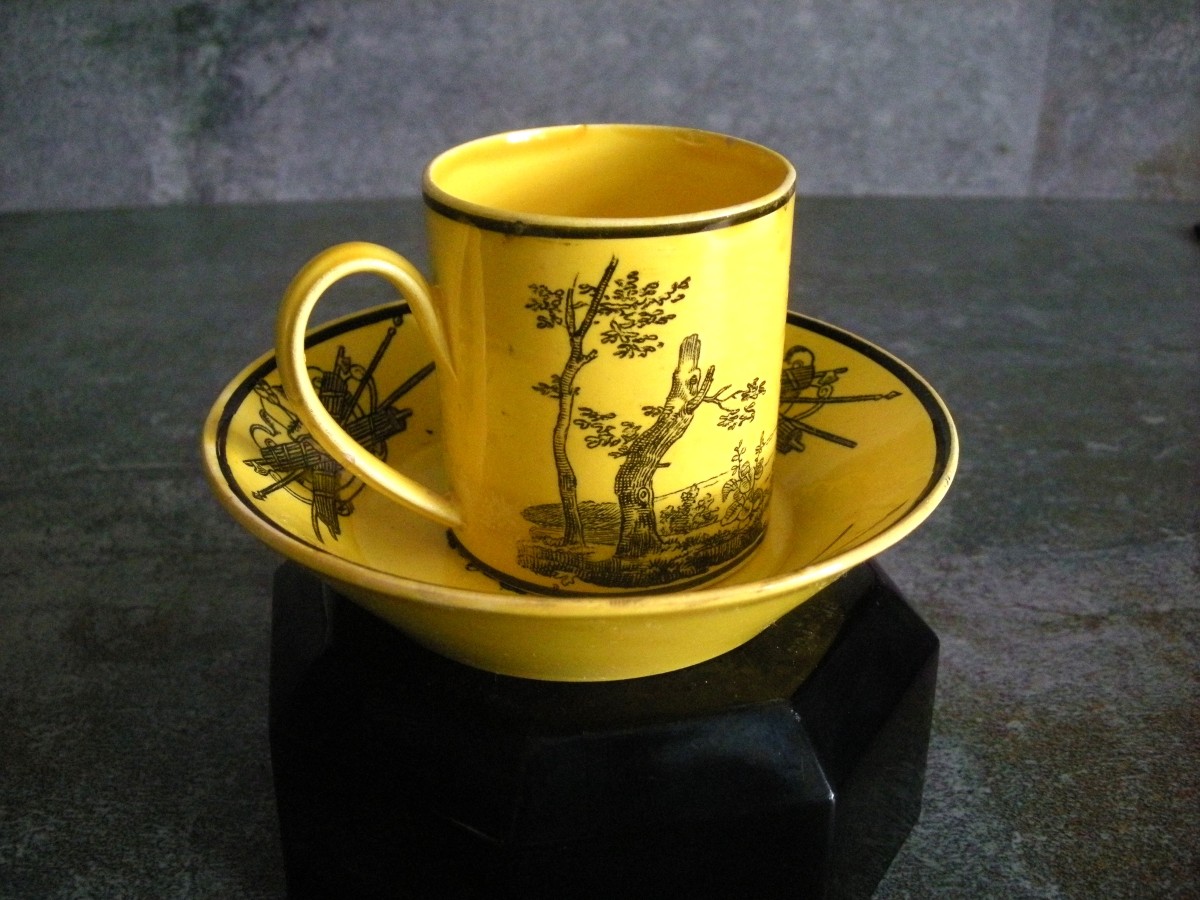 Tasse  /  Soucoupe  Faïence  Fine  Jaune  Décor Militaire  De  Montereau-photo-3