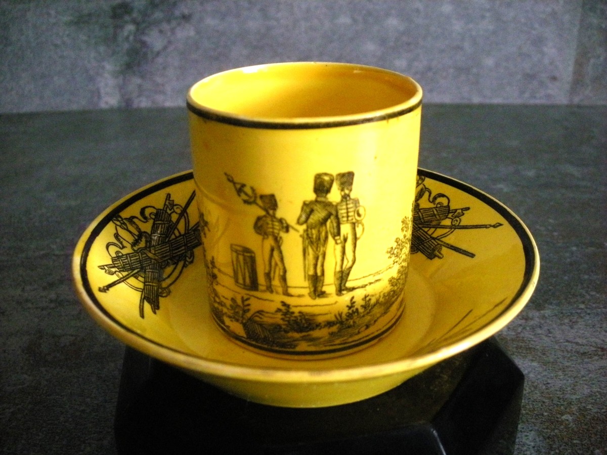 Tasse  /  Soucoupe  Faïence  Fine  Jaune  Décor Militaire  De  Montereau