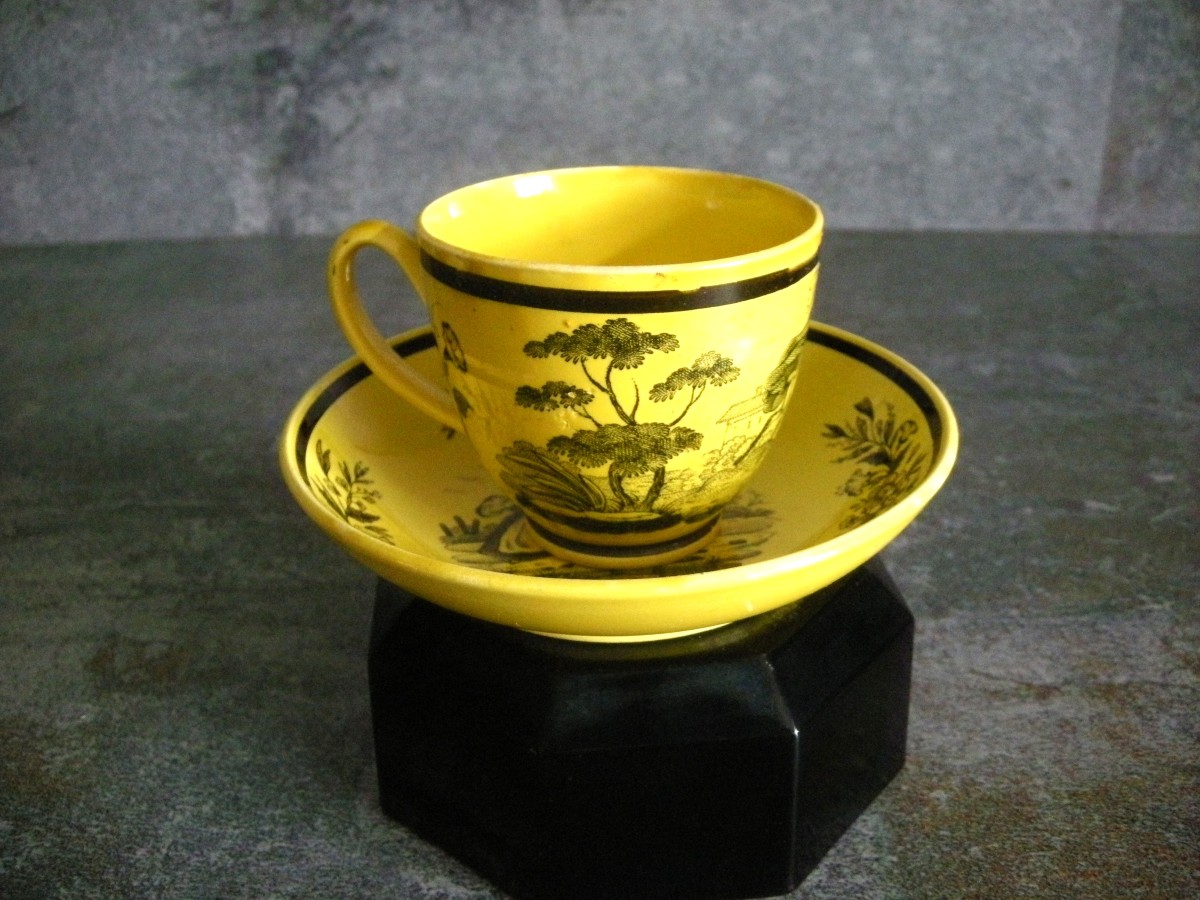 Tasse  Et  Soucoupe  En  Faïence  Fine  Jaune  De  Montereau