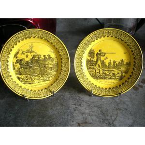 Deux  Assiettes  Faïence Fine Jaune  Décor  Chasse  De  Montereau