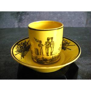 Tasse  /  Soucoupe  Faïence  Fine  Jaune  Décor Militaire  De  Montereau