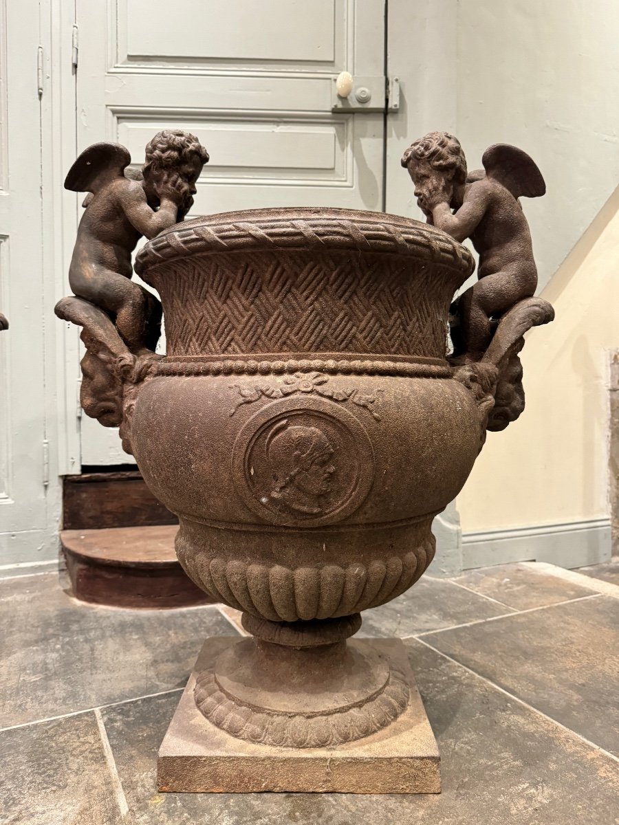 Pair Of Cast Iron “aux Angelots” Vases After Claude Ballin Fonderie Du Val d'Osne XIXth-photo-2