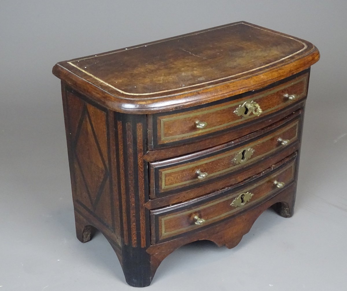 Commode De Maitrise en marquèterie et baguettes de laiton d'époque Louis XIV - Régénce